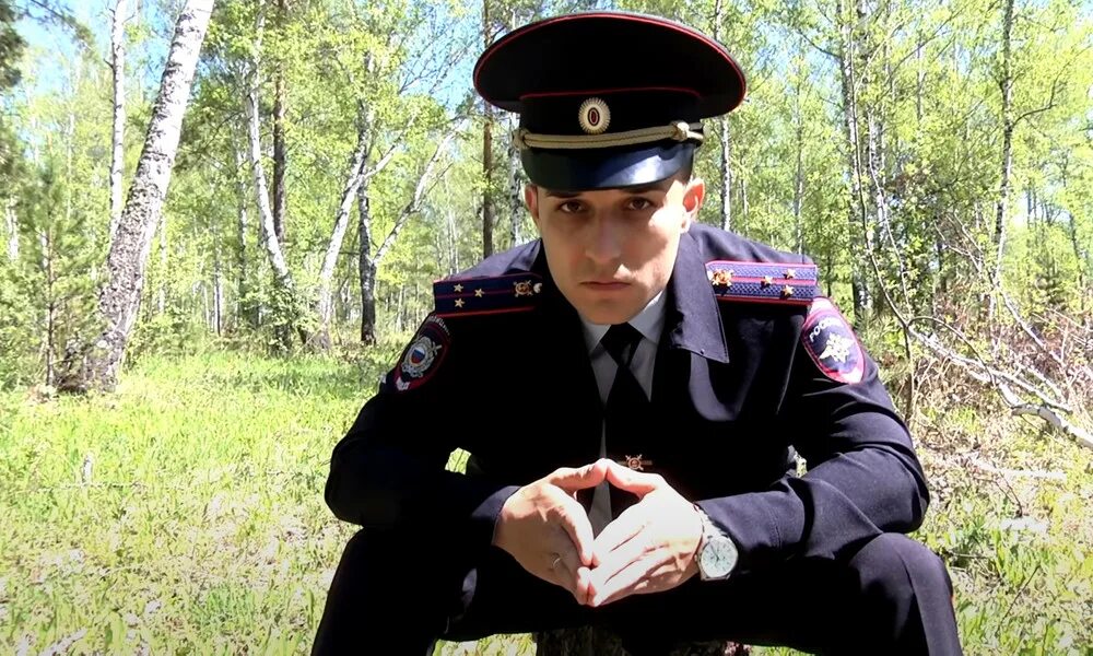 Незаконно участковый. Грустный полицейский. полицейские в лесу. грустный участковый. милиционер в лесу.