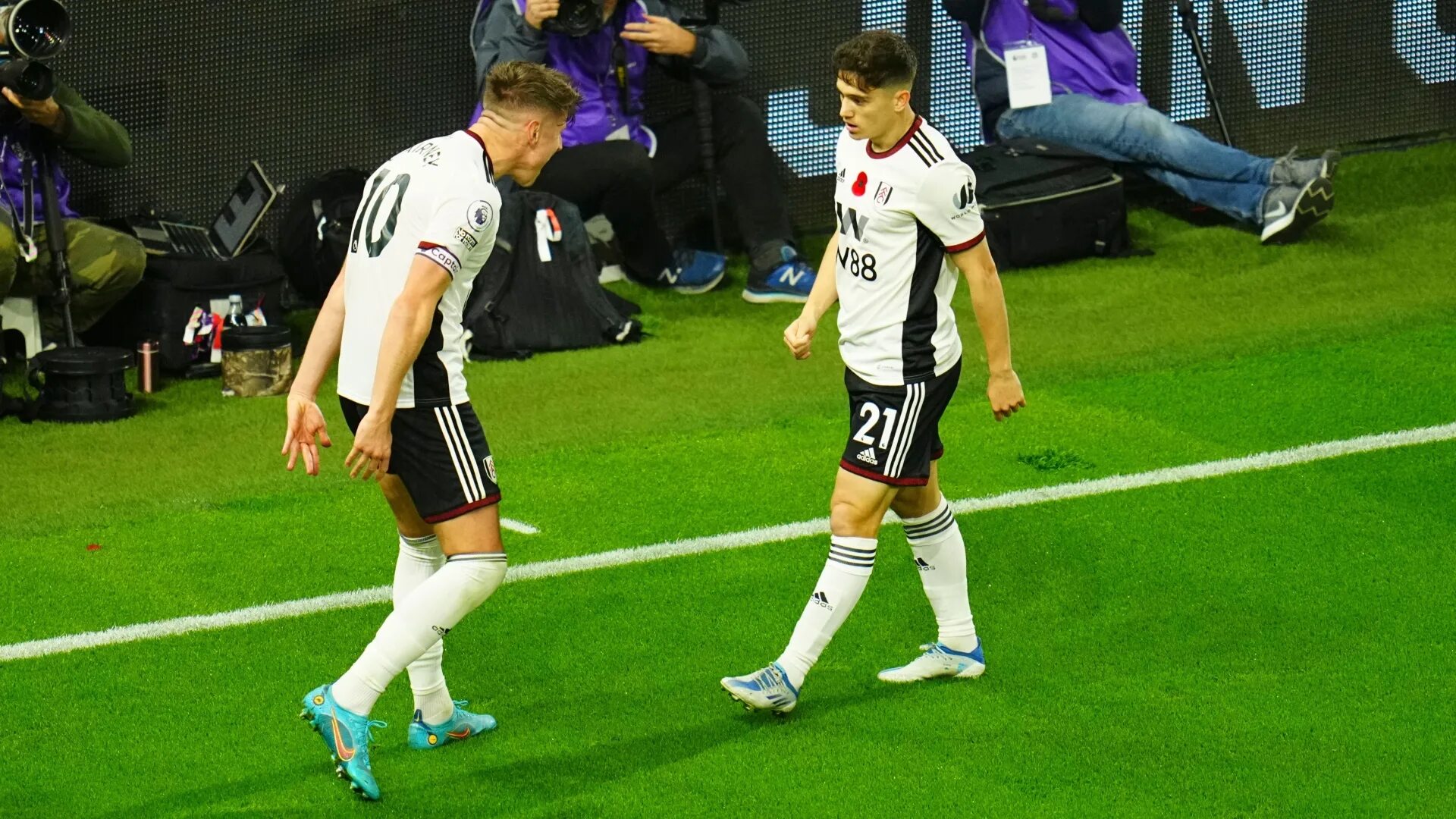James came. Лисандро Мартинес. Cristiano goal Celebration Manchester United. Justin Petzschke Daniel James. Red Devil man United.