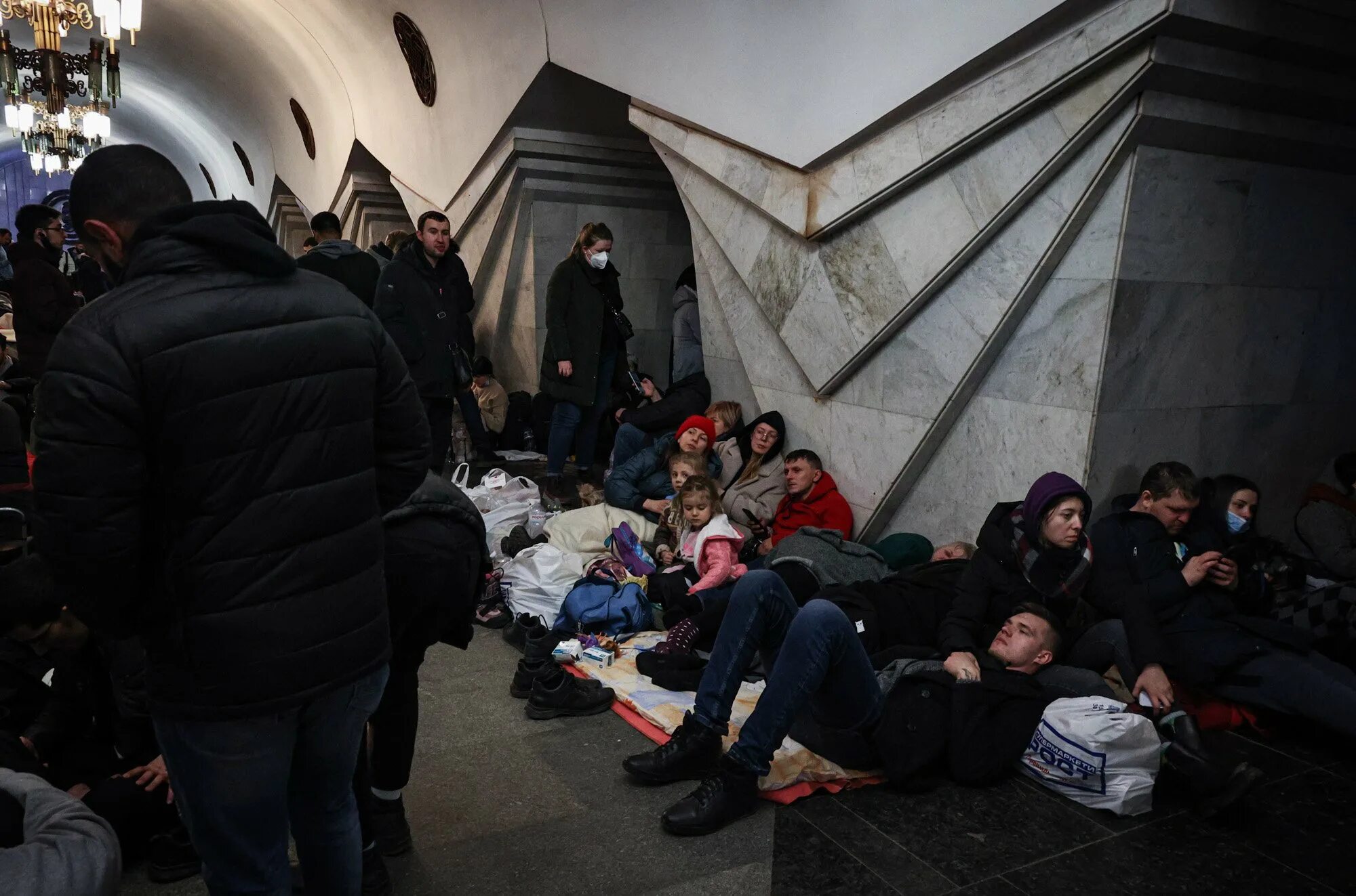 Люди прячутся в Харьковском метро. В Киеве люди ночуют в метро. Последние новости из украинских источников