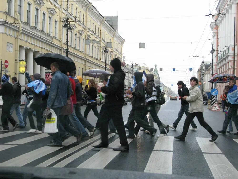 21 мая 2011. Люди ходят по пешеходке. Толпа на пешеходном переходе. Люди идут по переходу. Люди переходят дорогу СПБ.