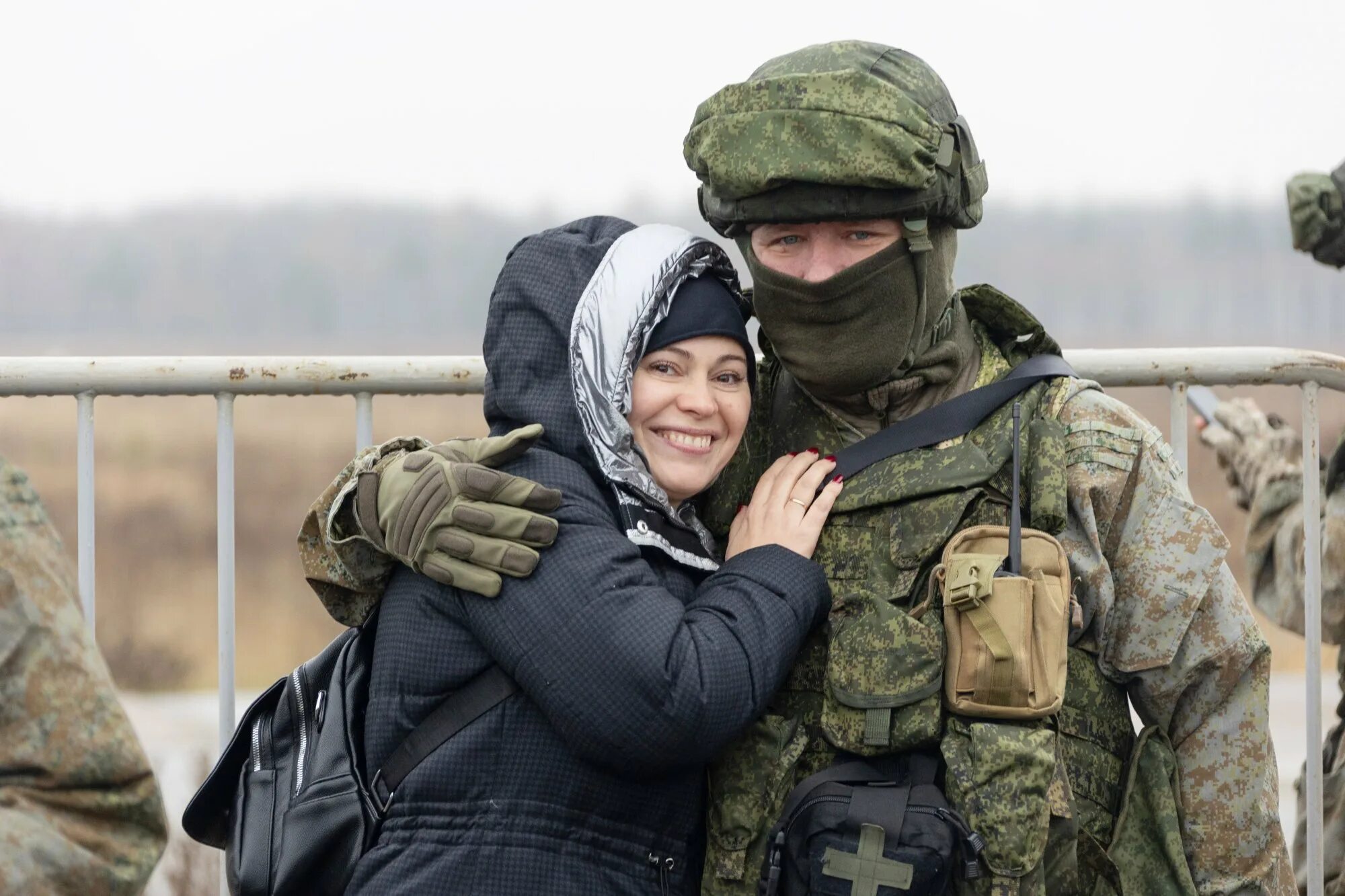 Поддержка военнослужащих. Семья военнослужащего. Поддержка семей военнослужащих. Военный человек для детей. Мобилизационная сми