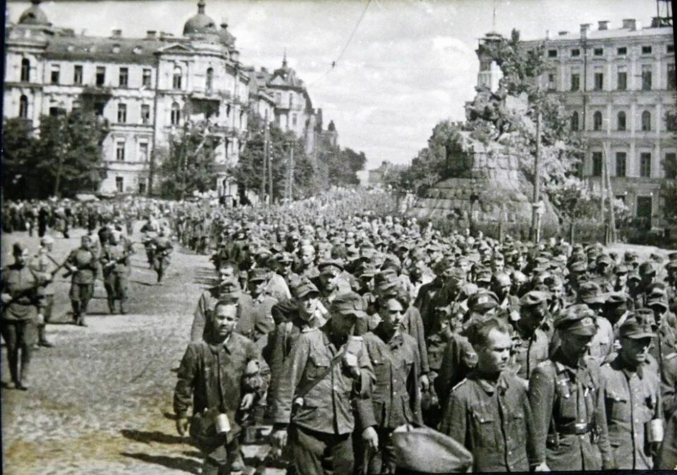 Освобождение киева год. Парад пленных немцев в Киеве 1944. Освобождение Киева парад 1943. Парад пленных немцев в Киеве. Марш пленных немцев в Киеве.