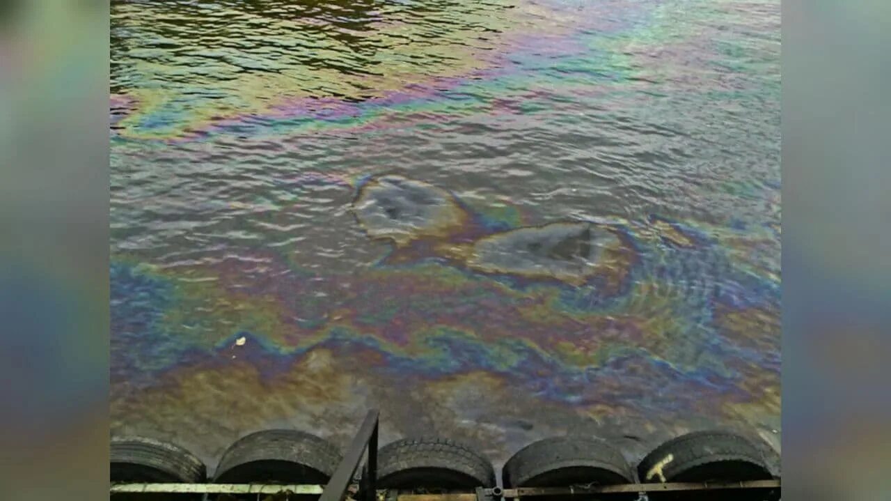 Разлив нефти на поверхности воды. Масляная пленка на воде. Нефтяные пятна на воде.