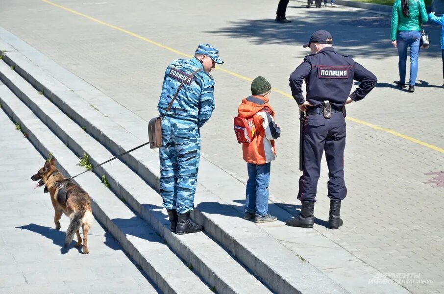 Полицейский догони. Полиция для защиты детей. Полицейский для детей. Полиция защищает. Полицейский защищает ребенка.