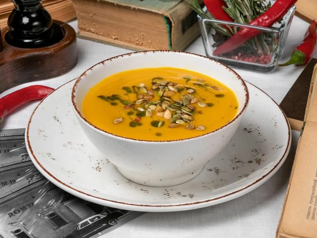 витаминный суп-пюре. суп тыквенный на курином бульоне со сливками. тыквенный суп-пюре со сливками. сырный суп пюре с курицей. тыквенный суп-пюре юлия высоцкая.