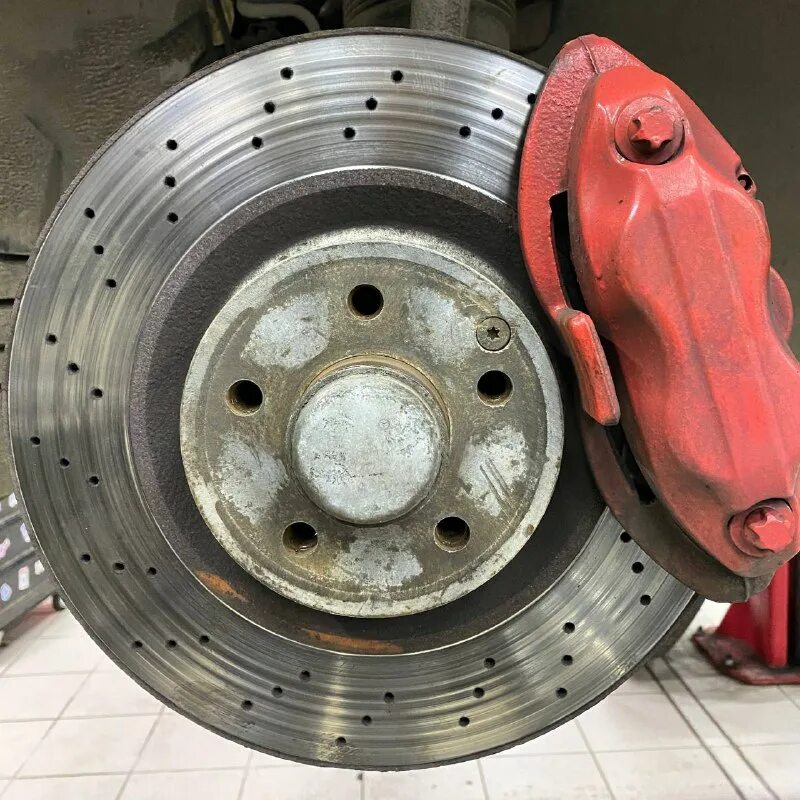 проточка дисков тормозных поло седан. проточить диск тормозной мото. выровнять тормозные диски. 9500 оправка для проточки тормозных дисков ваз. расточка тормозного диска.