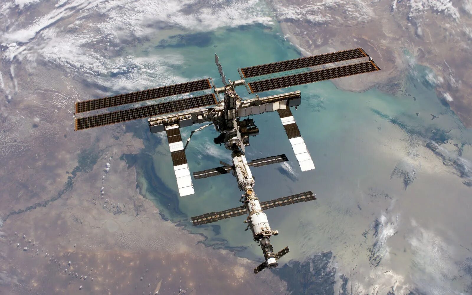 Международная космическая станция в каком году. Международная Космическая станция МКС. Международная Космическая станция ISS. Солнечные батареи МКС 1990. МКС 2000.