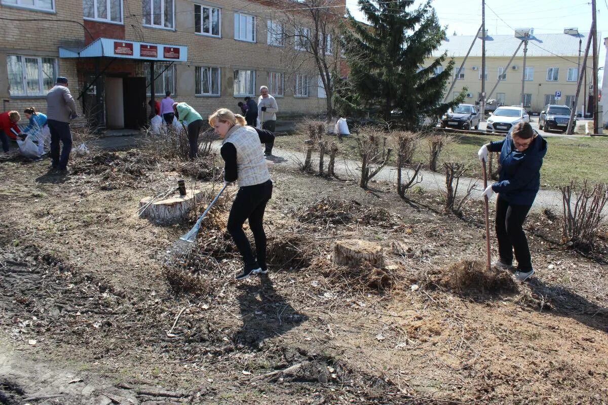 Погода п увельский. Волонтеры Увельского района. Экология Увельского района. Субботник во дворе профессиональное фото. Увельский поселок 2021.