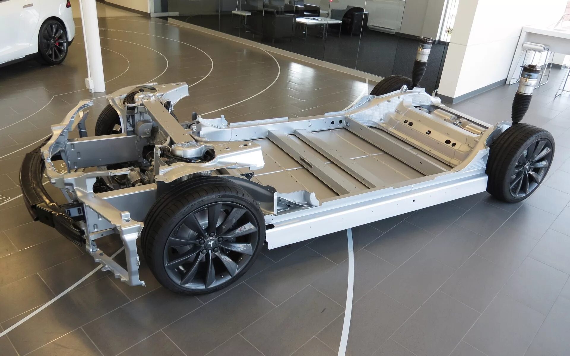 Обслуживание шасси автомобиля. Tesla model s кузов. Электромобиль Tesla model s. Tesla model 3 рама. Tesla model 3 днище.