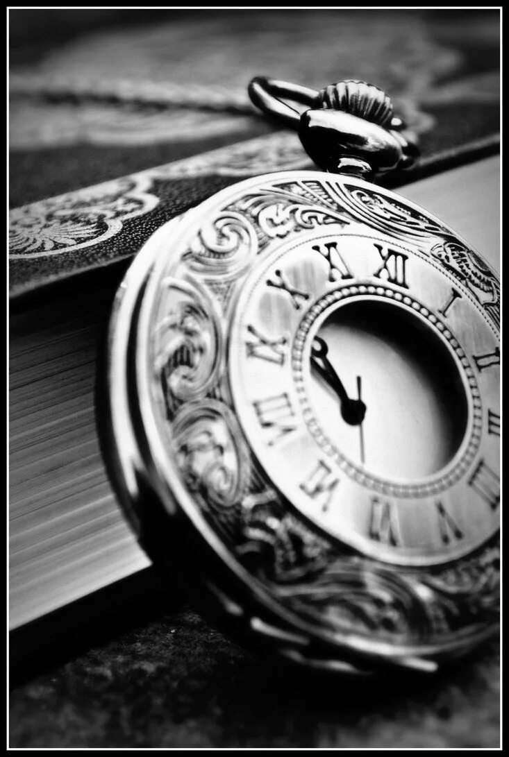Красивые часы. Старинные часы. Красивые карманные часы. Черно белые старинные часы.