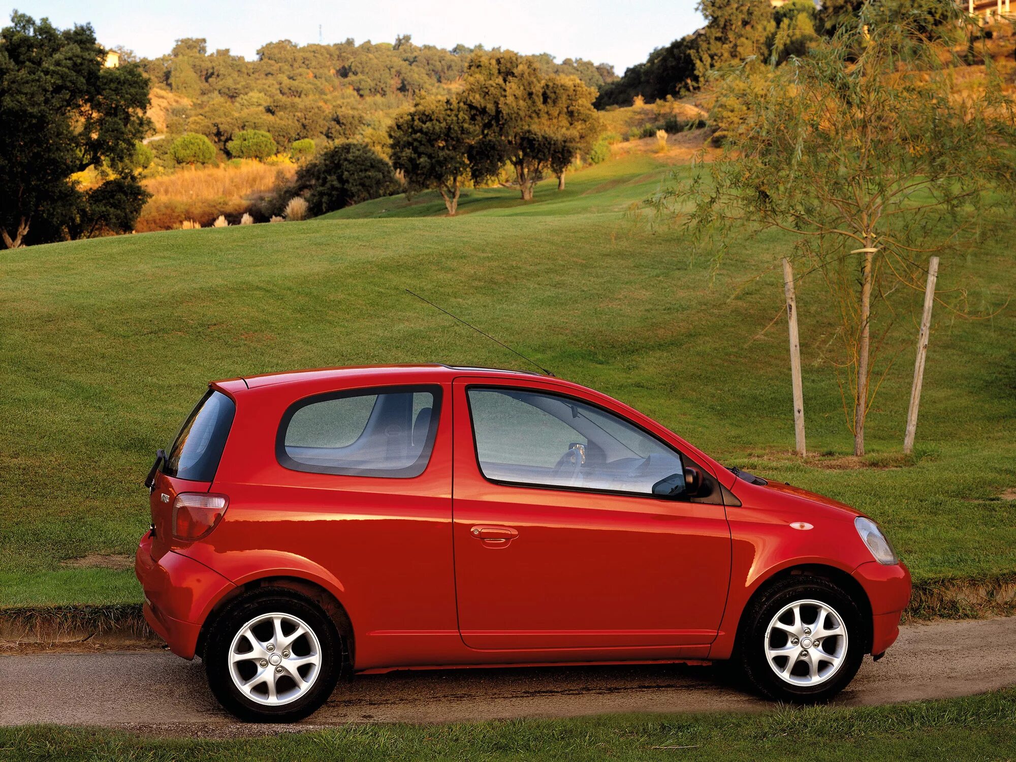 Toyota rav4 2003 трехдверный. Тойота айго 2012. Toyota rav4 2003 трехдверный. Тойота три двери. Toyota rav4 2000.