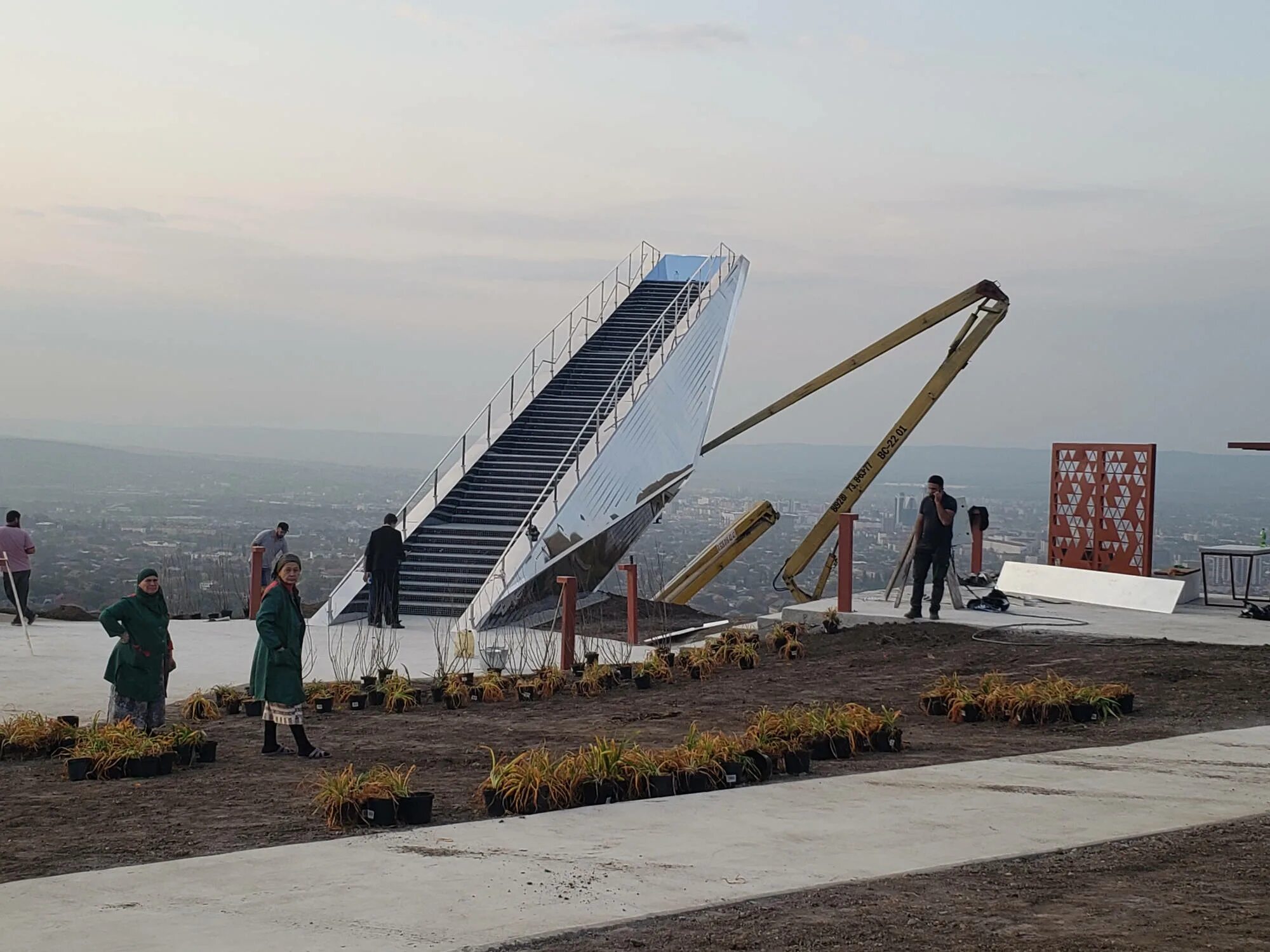 Смотровая площадка лестница. Смотровая площадка в грозном лестница в небеса. лестница в небеса чечня. смотровая площадка грозный. лестница в небо грозный.