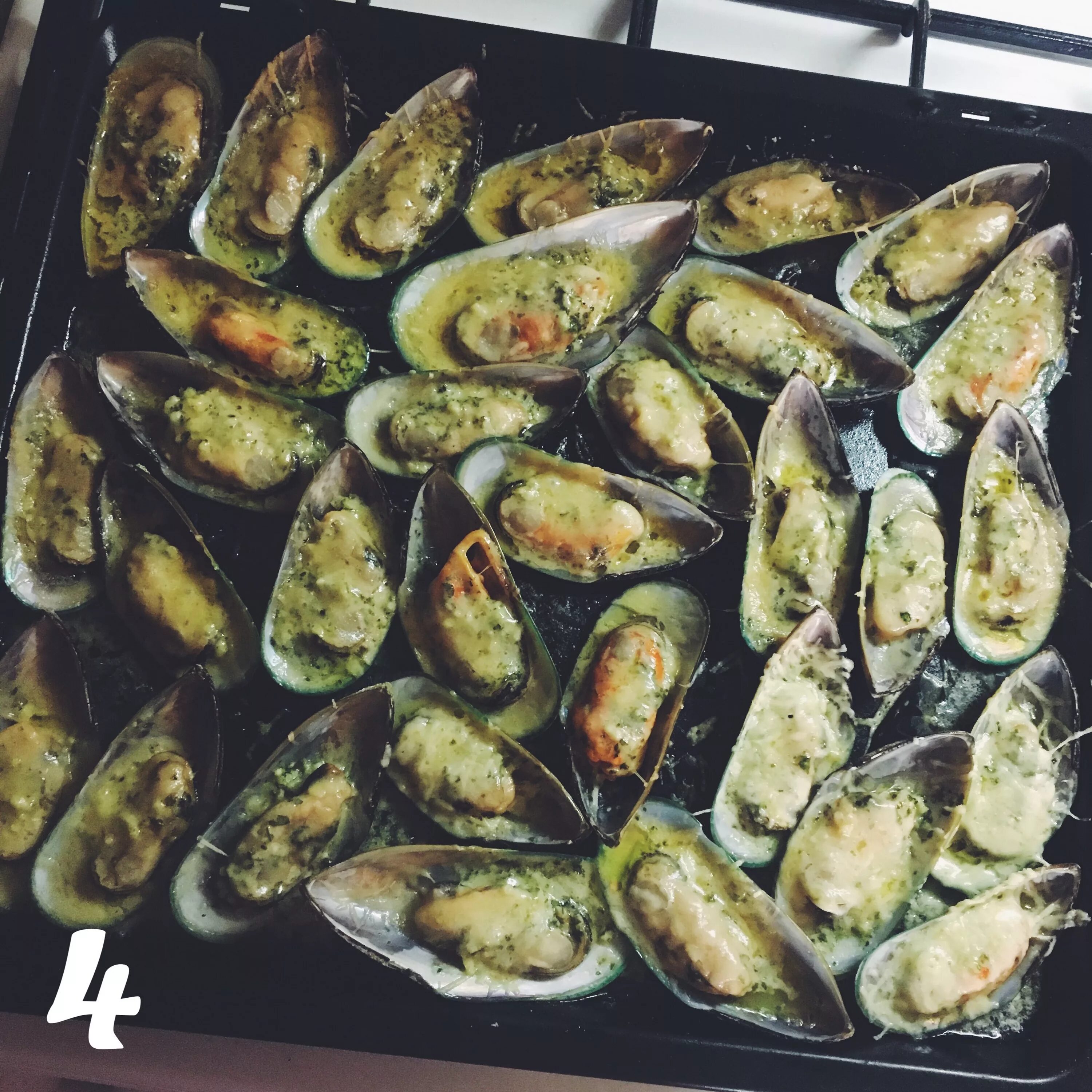 Мидии запеченные в духовке с сыром и чесноком. Мидии в раковинах в духовке с сыром. Мидии в створках запеченные. Запечённые мидии в ракушках с сыром. Мидии в сливочно-чесночном соусе запеченные.