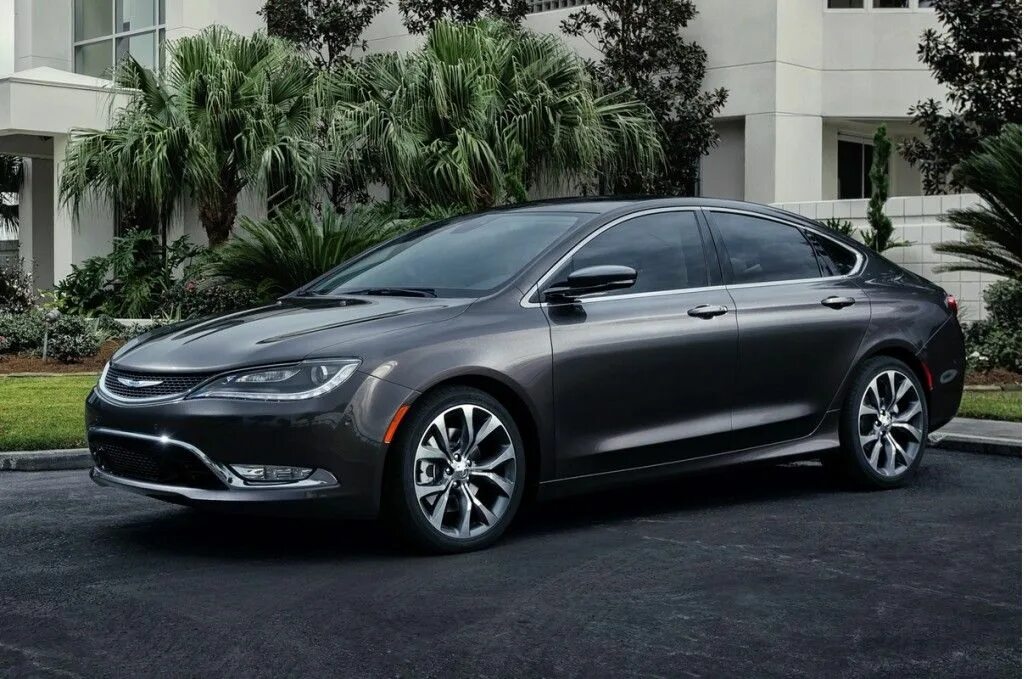 В 2015 году выпустили. Chrysler 200 Limited 2015. Крайслер 200 2014. Chrysler 200 2017. Chrysler 200c 2016.