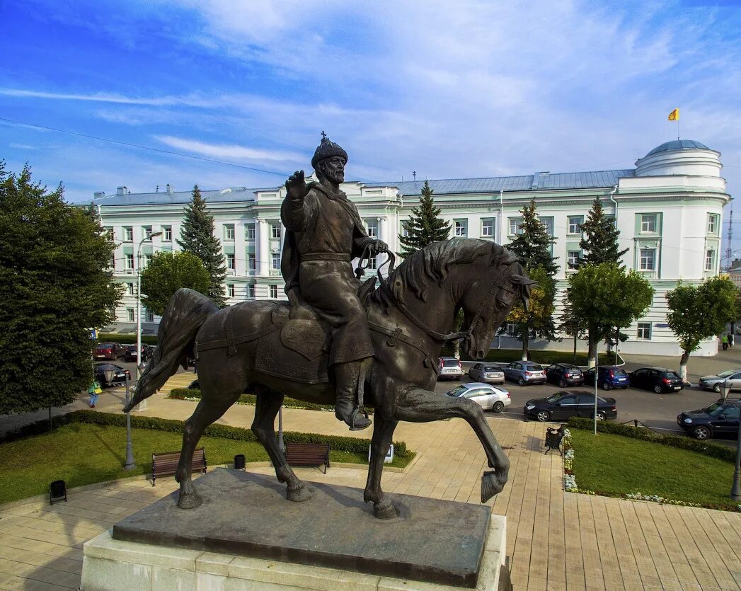 Памятник в столице. Памятник михаилу тверскому в твери. площадь михаила тверского тверь. памятник михаилу тверскому в твери на советской площади. михаил ярославич тверской памятник.