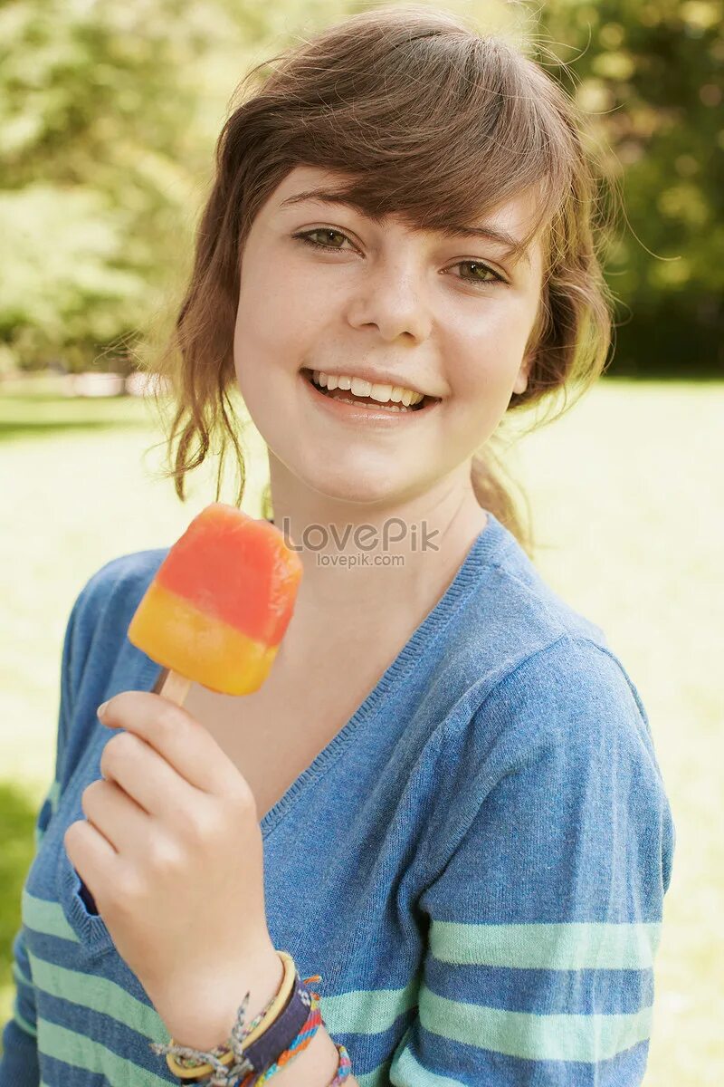 Девушка ест мороженое на палочке. Девушка 15 лет ест эскимо. Эскимо девушка фото. Девочка с эскимо картинка. Девочка эскимо