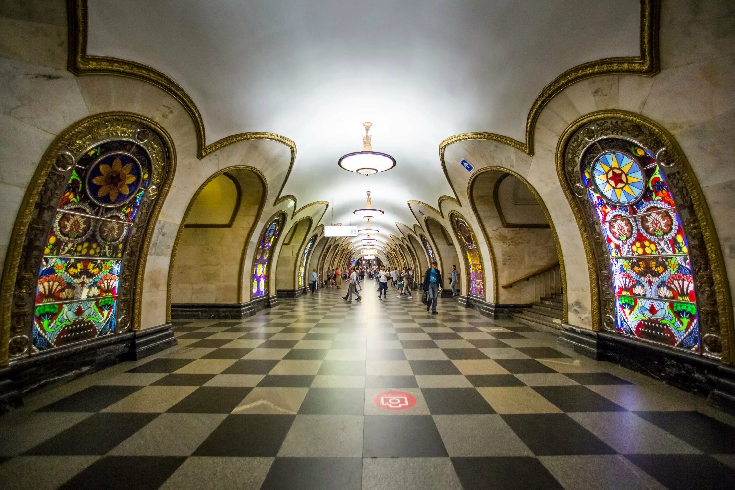 8 московский метрополитен. Станция Новослободская Кольцевая. Московское метро станция Новослободская. Новослободская станция метро Кольцевая линия. Станция метро Новослободская радиальная.