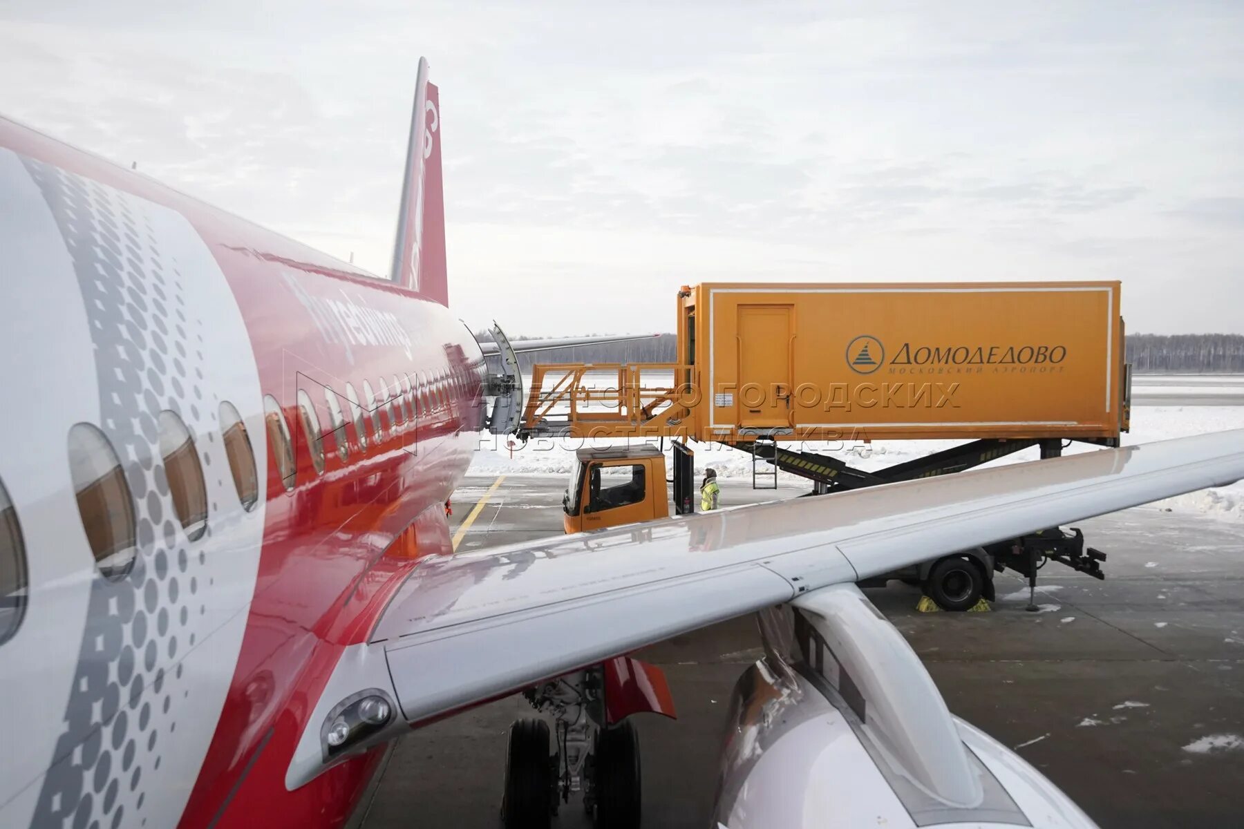 Red wings домодедово. Суперджет 100 ред вингс. sukhoi superjet 100 ред вингс. ssj 100 ред вингс. ssj 100 red wings новая ливрея.