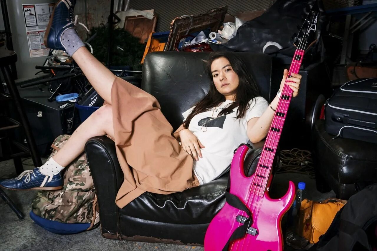 Mom i m tired mitski. Мицки мияваки. Mitski 2022. Mitski певица. Mitski.