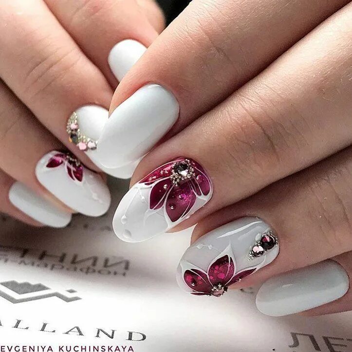 Маникюр с белыми цветами на ногтях Нивель Reviews, Prices beauty salon in Moscow on Barb