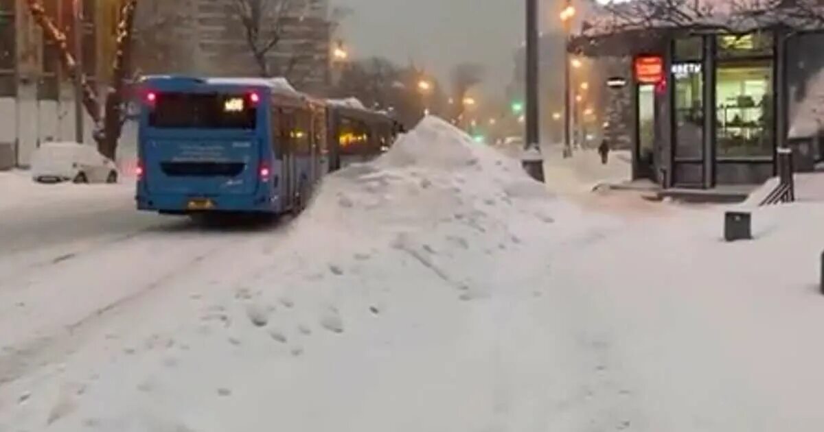 Снегопад в Москве. Автобус снег. Остановка в снегу. Москва кадры снегопада. Автобус кракен в москве 2024