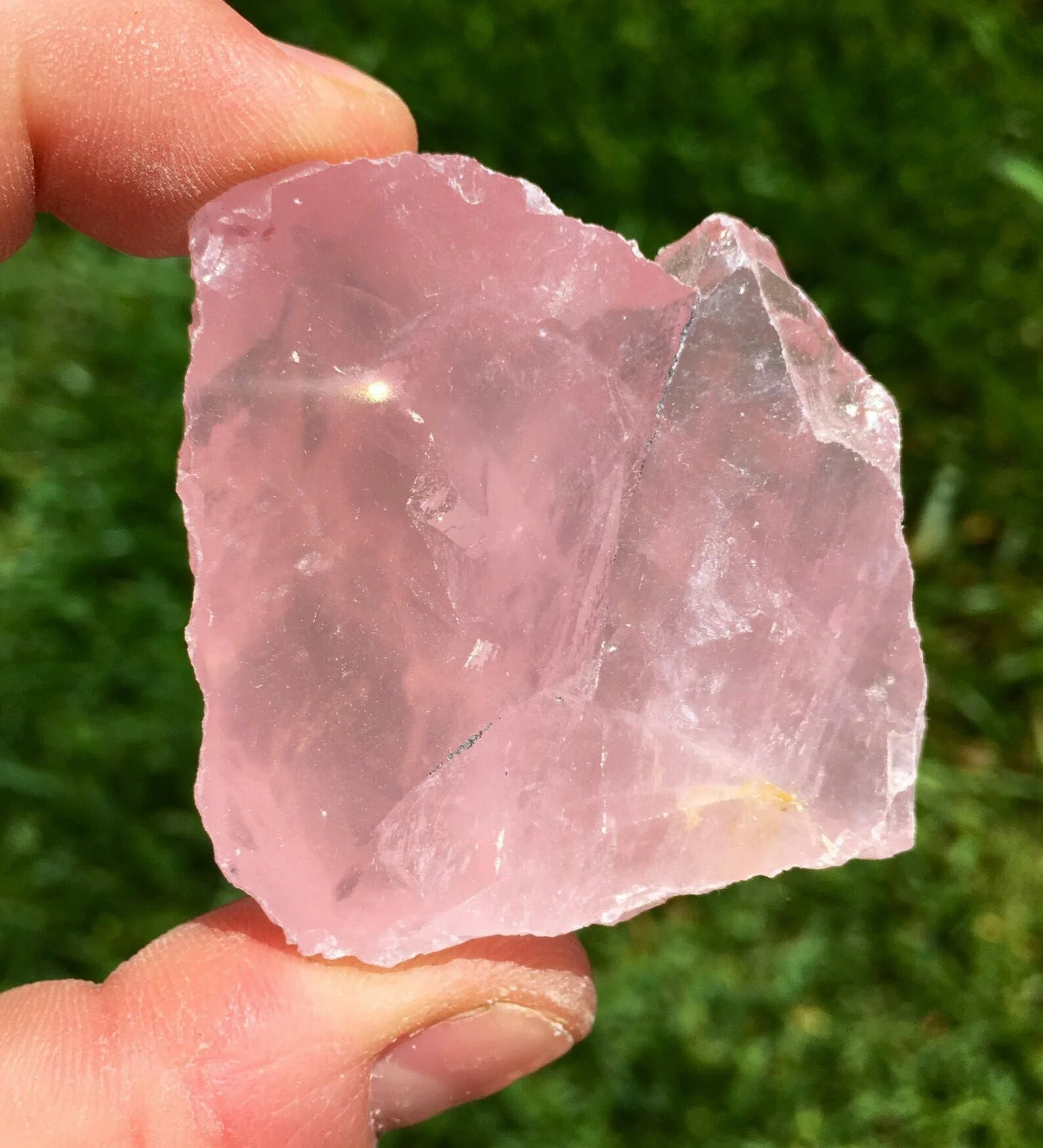 Розовый кварц для чего. Rose Quartz Crystal. Кристаллы кварца в Камне. Розовый кварц Кристалл. Кристаллотерапия розовый кварц.