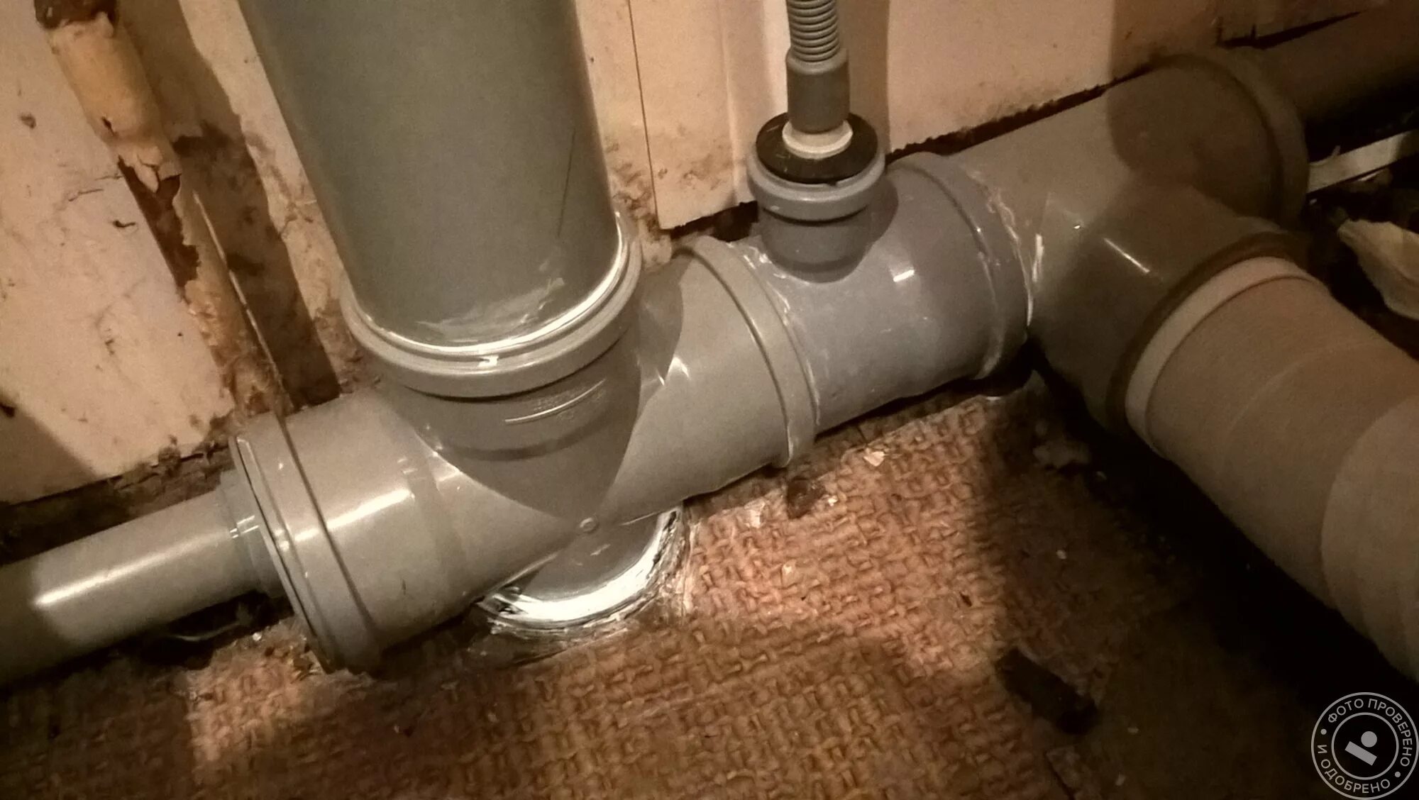 Как поменять сливную трубу. Канализационная труба для слива ванны. Канализационные трубы в ванной. Как поменять сливную трубу. Чугунные трубы тройник канализационный.