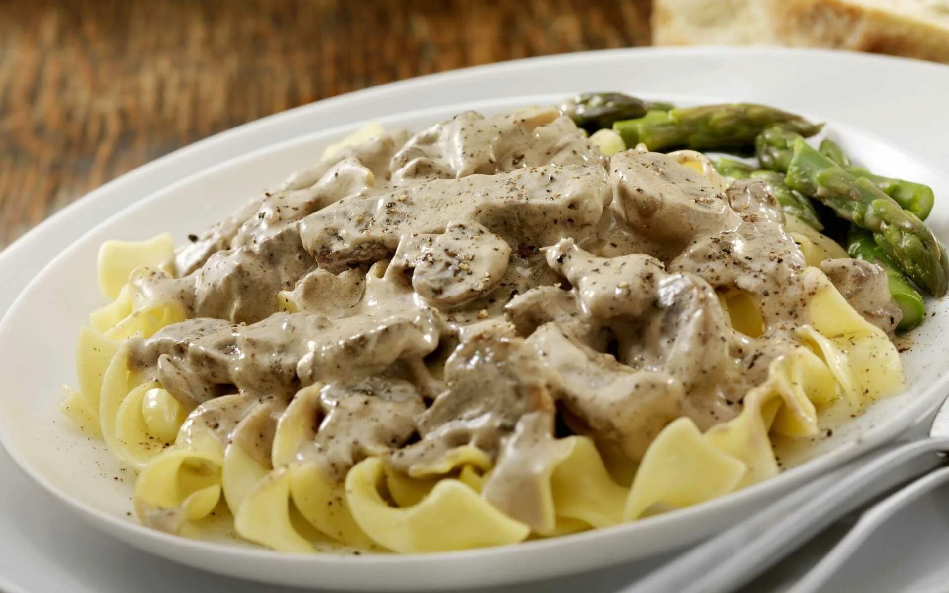 Бестрогон рецепт из свинины в сметанном. Бефстроганов. Beef Stroganoff. Чикен Строганов. Биф Строганофф из курицы.