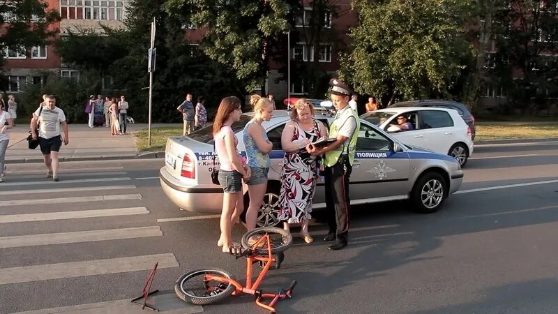 Сбил велосипедиста на пешеходном. Велосипед на пешеходном переходе. Велосипедист сбил пешехода. Наезд на велосипедиста на пешеходном переходе.