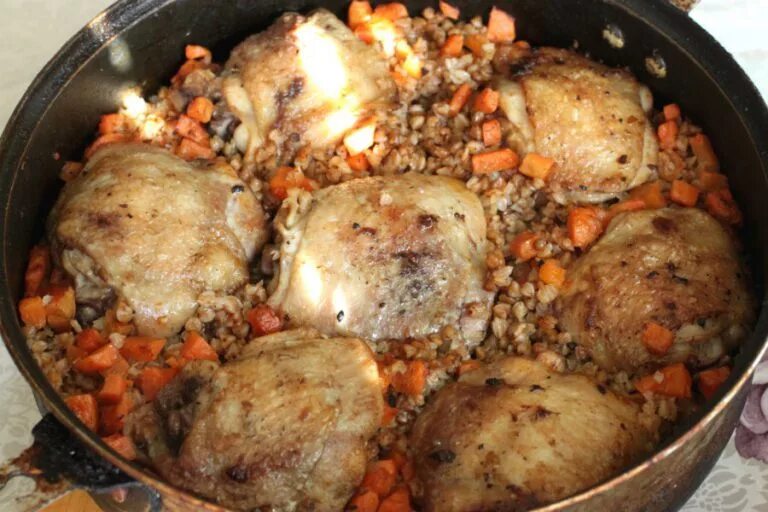 Куриные ножки с гречкой. Гречка с голенью в духовке. Гречка с курицей на сковороде. Гречка с курочкой. Курица запеченная с гречкой.