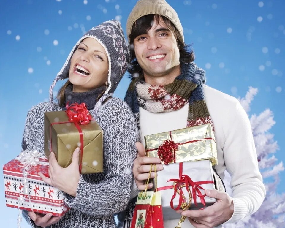 Оригинальный новогодний подарок для девушки. Зимние подарки. Приятный подарок. Мама дарит подарок. Женщина радуется подарку.