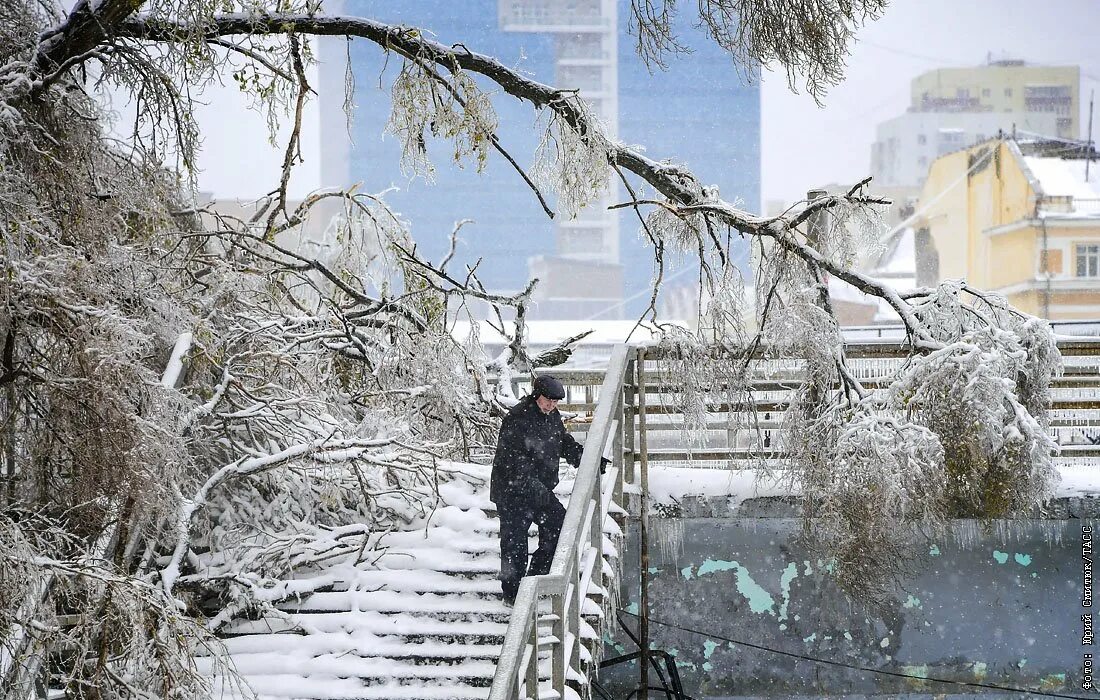 Ледяной шторм владивосток 2020. Вывоз мусора и снега. Последствия зимы. Огромные сугробы в москве. Ледяной дождь в россии 2010 год.