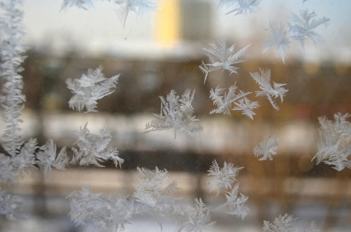 снег за окном. зима за окном. фон зимнее окно. зимний фон. снег за окном.