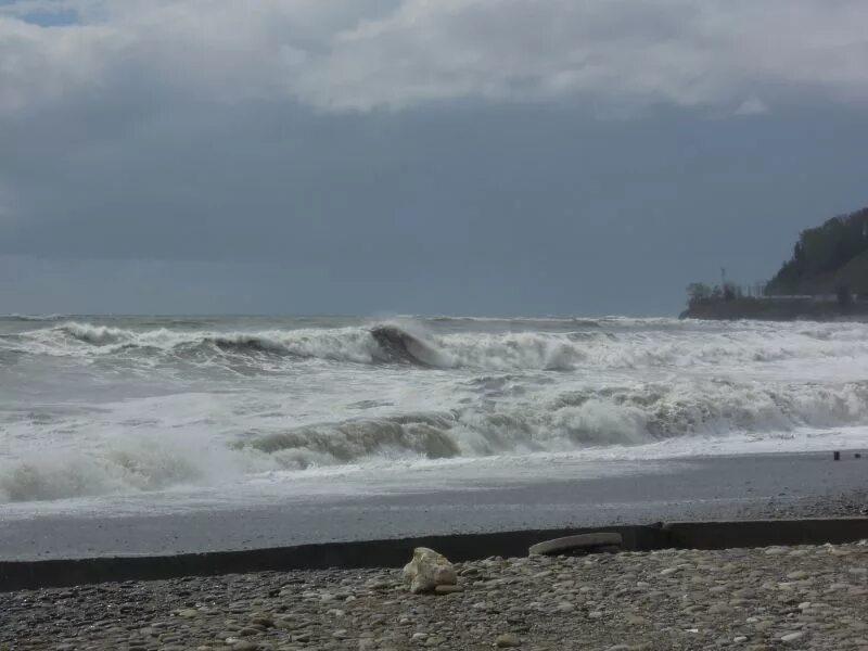 лазаревское сильный шторм. дагомыс вид на шторме. шторм в лазаревском сейчас. море в дагомысе сейчас. лазаревское шторм на море.