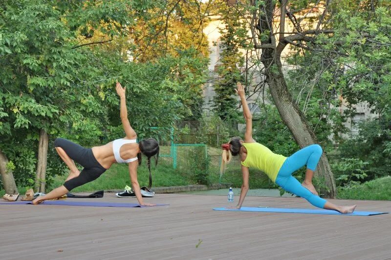 американская йога учитель физкультуры. курсы йоги. центр йоги практика на красной пресне. групповые занятия йогой на природе. йог пресня.