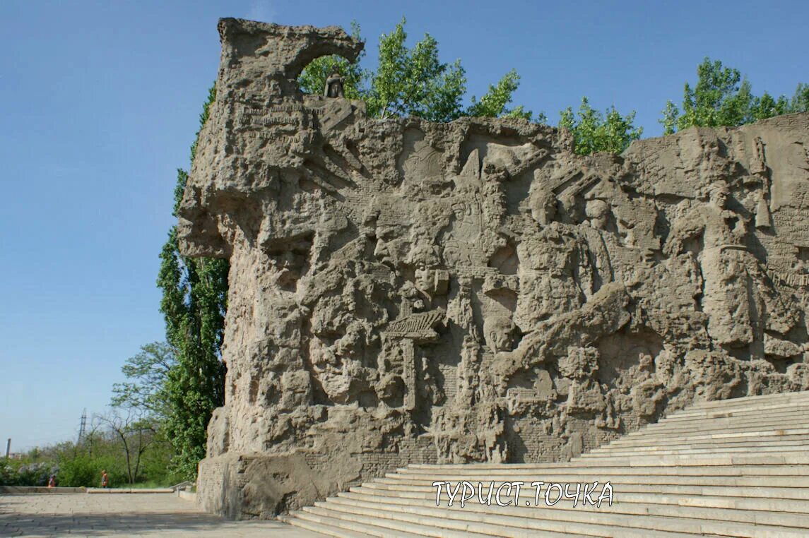 Говорящие руины. Мамаев курган волгоград стены руины. стены руины на мамаевом кургане. стена в волгограде на мамаевом кургане. стены руины волгоград.