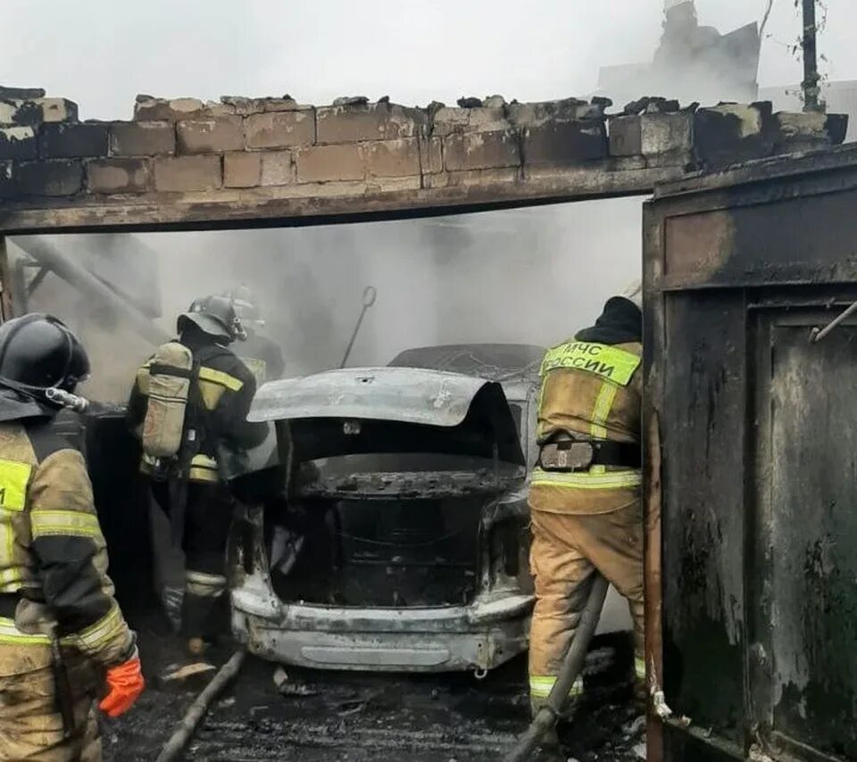 Пожарник тушит пожар. Пожар в Саратове. Пожар в Саратове в домах. Сгорела сварочного