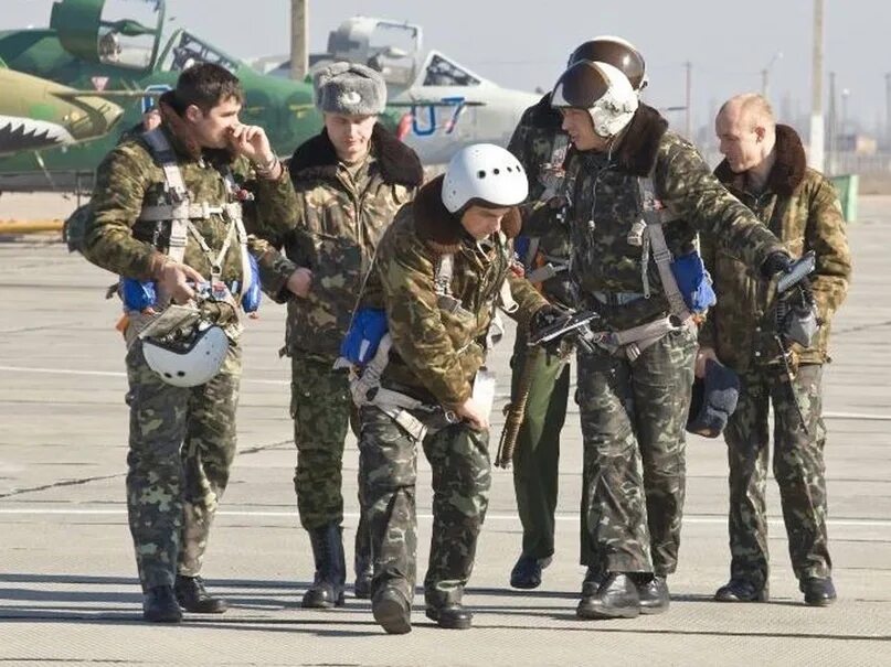 Последние новости сво к этому часу. Су-25 ВВС Украины. ВВС Украины летчики. Военный летчик. Украинские военные летчики.