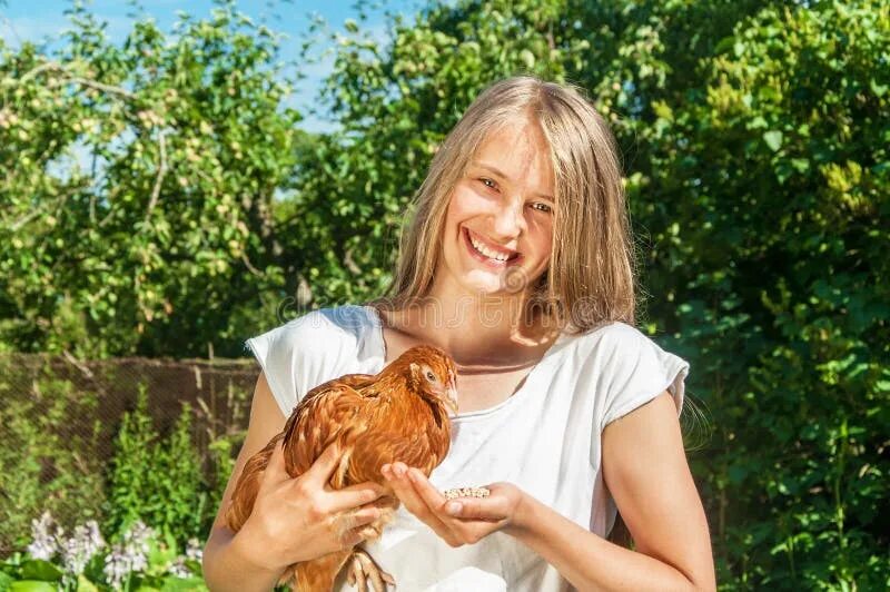 Мама кормит дочку с ложечки. Girl feeding girl. Girl feeding girl. Девочка корова. Girl feeding girl.