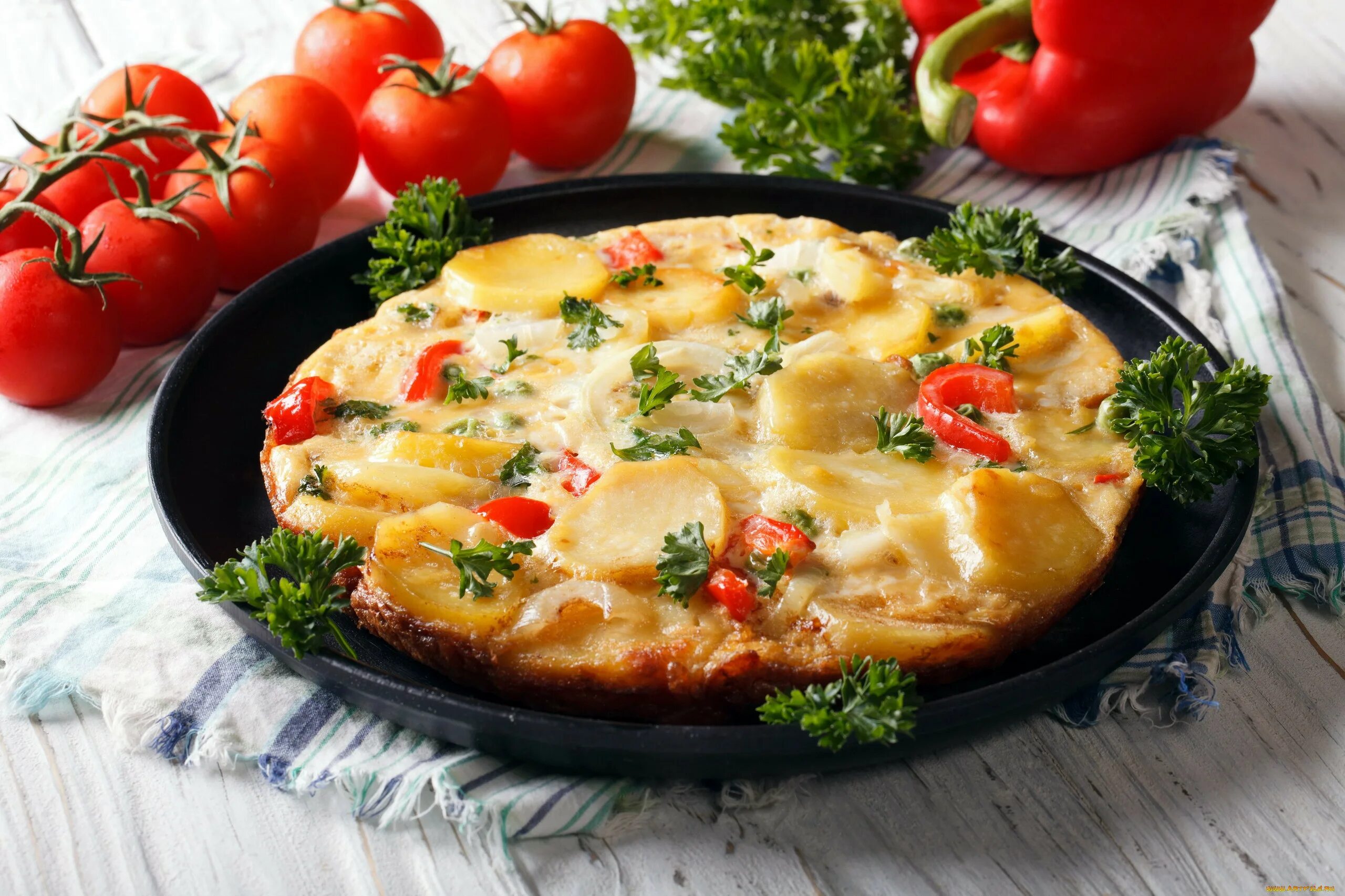 Картошка с помидорами и сыром на сковороде. Пицца на сковороде с сыром и помидорами. картошка с помидорами на сковороде. картошка пицца на сковороде. картофельная пицца на сковороде.