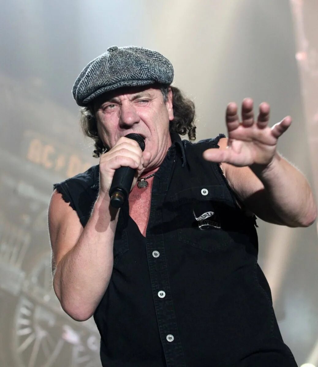 Вокалист в группу. Брайан Джонсон. Брайан Джонсон AC/DC. Вокалист Брайан Джонсон. Солист группы АС DC.