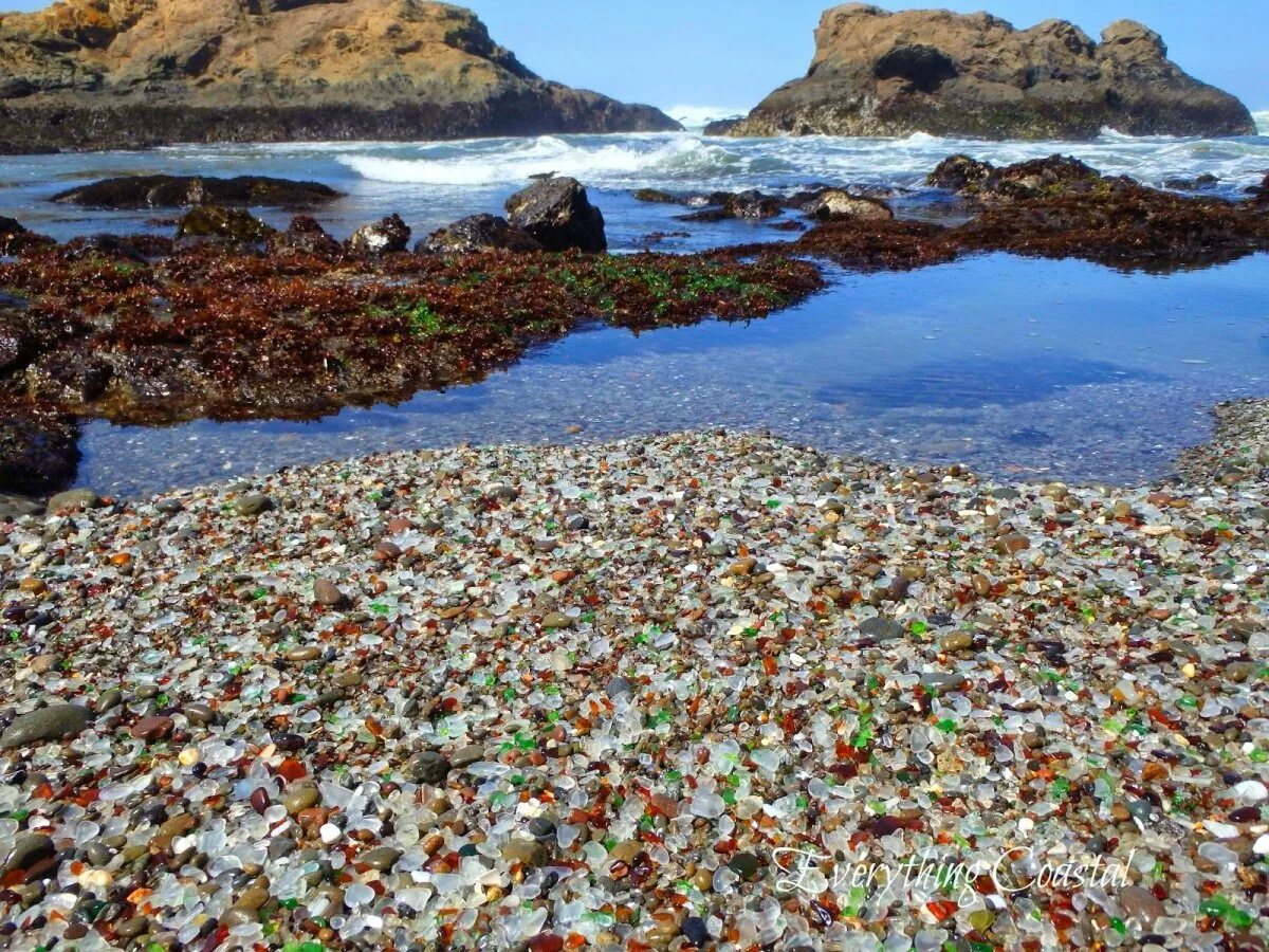 Стеклянный пляж форт брэгг калифорния сша. Уссурийский залив бухта стеклянная. Форт-брэгг калифорния. Пляж с разноцветными камушками. Стеклянный пляж, форт-брэгг, калифорния.