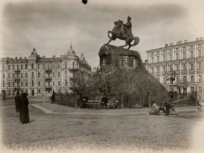 Памятник старины предложение. Старый Киев памятник Хмельницкому. Памятники старины в России. Памятник Богдану Хмельницкому. Памятник Хмельницкому в Москве.