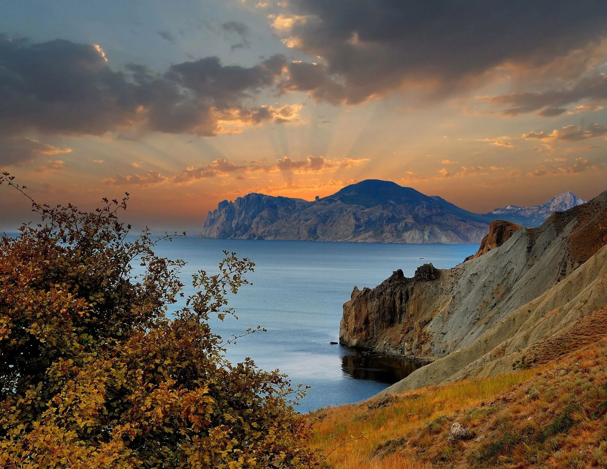 Горы на берегу черного моря