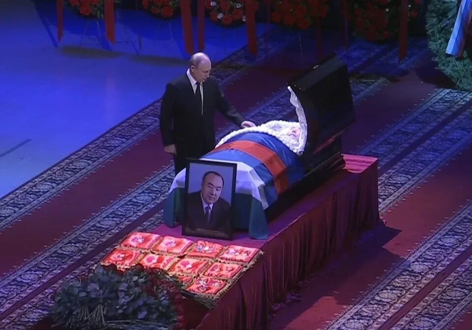Мэрия Уфы повесила еще один баннер в честь дня рождения Путина - KP.RU