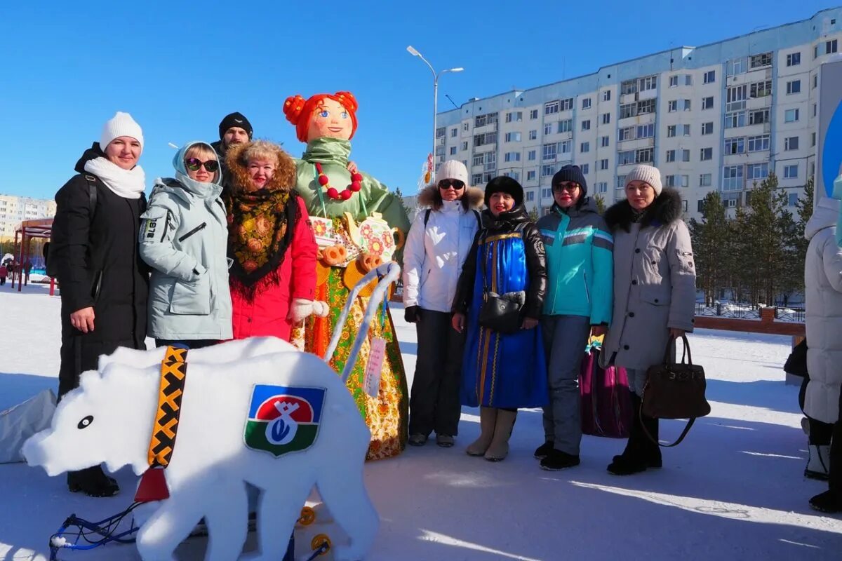 Площадь Стрижова Надым. Площадь Стрижова Надым качели. Сани валенок фото. Добрый надымчанин в контакте