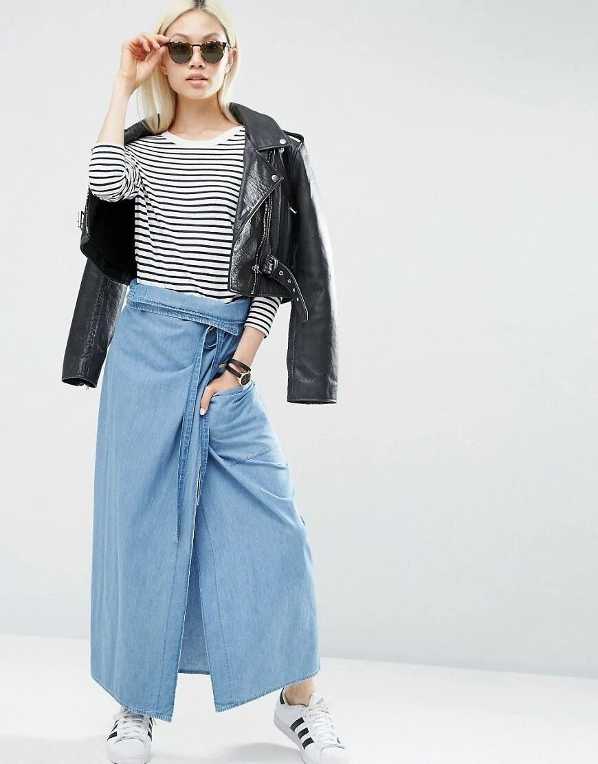 Джинсовая юбка макси 2023 тренд. Джинсовая юбка макси 2023. Длинная джинсовая юбка с запахом. Джинсовая юбка макси с запахом.