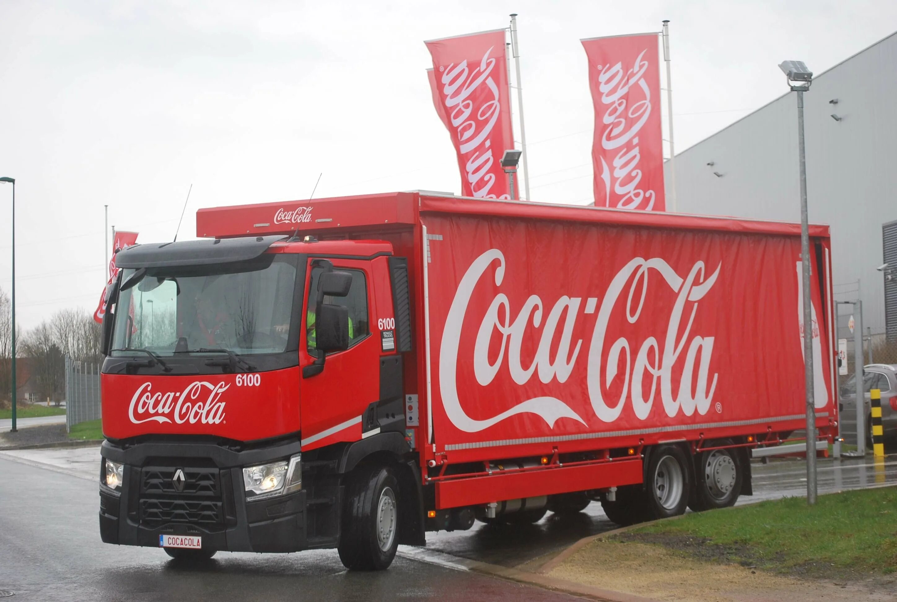 Кола логист. Вольво фл 220 кока кола. грузовик volvo coca cola. фургон кока кола. coca cola фура.