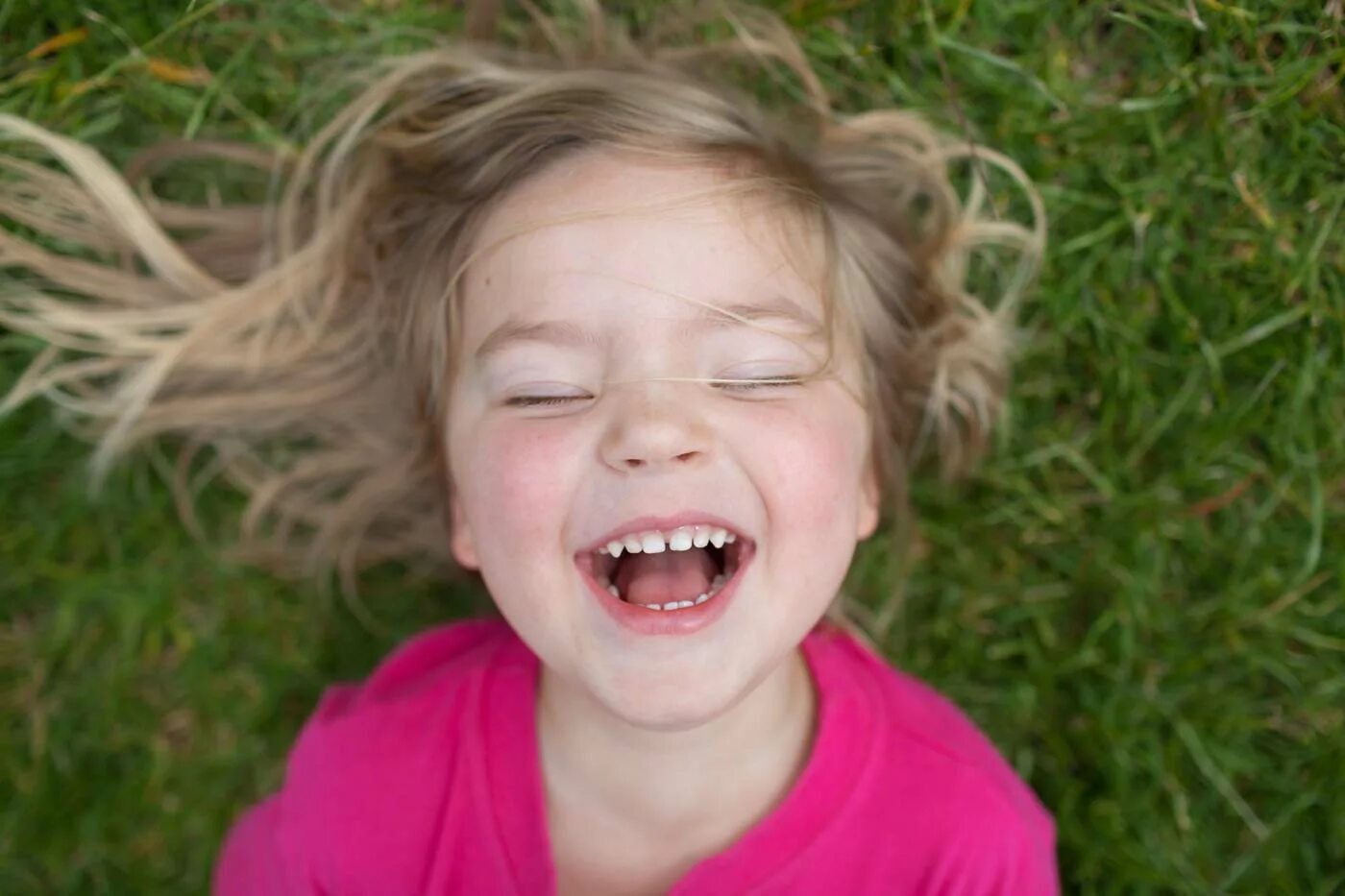 Children laughing. Девочка смеется. Смех детей. Эмоции для детей. Ребенок улыбается.