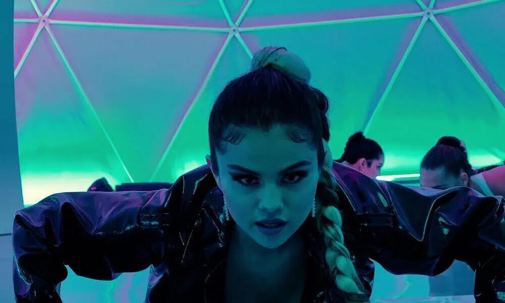 Look at she песня. Клипы 2019. selena gomez look at her now. музыкальный клип 2025 года где девушка. клипы 2025.